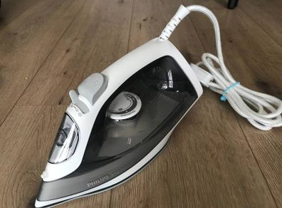 Iron + mini ironing board