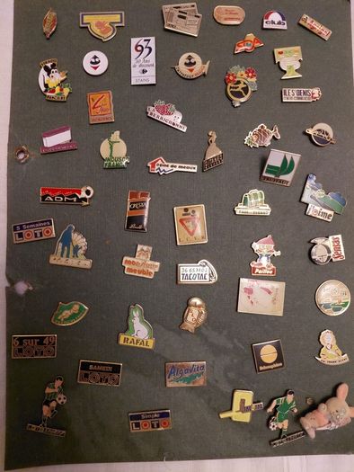 collection of over 100 Vintage Badges pin back from Volvic..Hollywood chewing gum..Fujicolor etc.