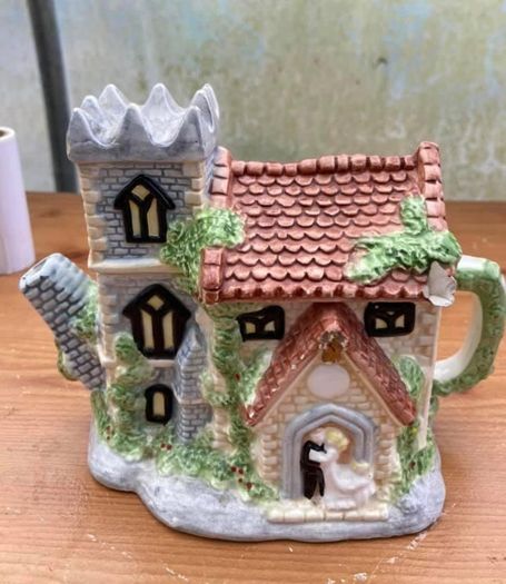 Leonardo England Tea Kettle In The Shape Of A House