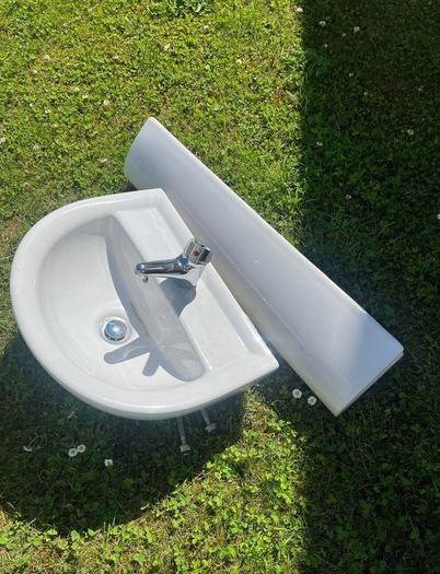 Ceramic sink and pedestal