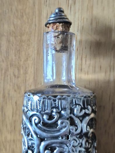 Deakin & Francis, 1899. Sterling Silver Scent bottle. Still with original lid.