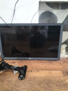 24" LG Smart tv