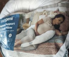 Dreamgenii Pregnancy Feeding Pillow Perfect Condition Used Once