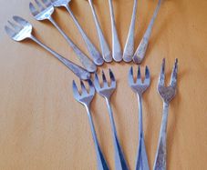 7 EPNS Sheffield,  1 silver plated & 3  Inox France cocktail, appetizer forks
