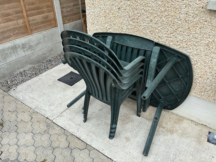 Outdoor Table & Chairs