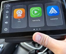 Portable 7" Wireless Carplay & Android Auto Display with Dash Cam