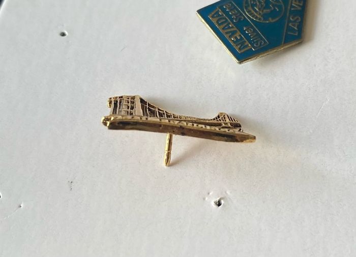 American state souvenir pin badges