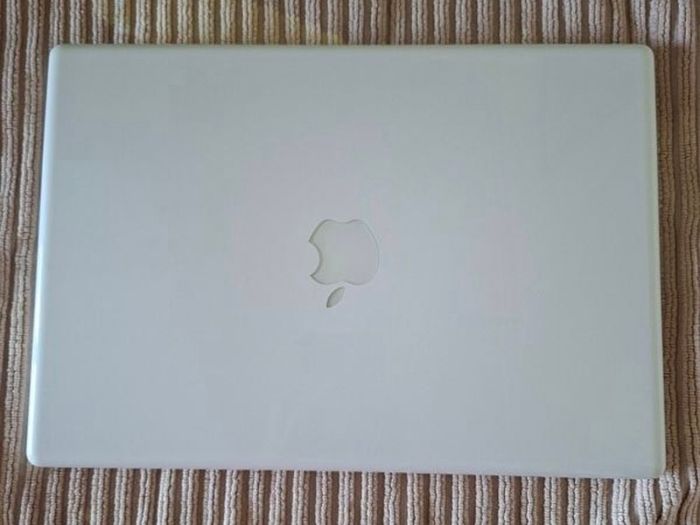 Apple laptop
