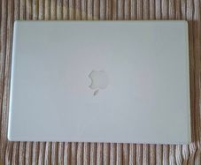 Apple laptop