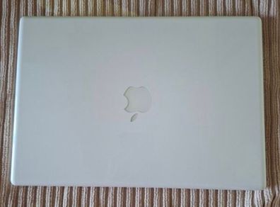 Apple laptop