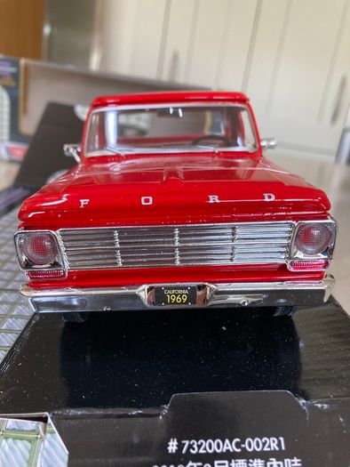 Ford F-100 Pickup Truck Year 1969 MotorMax 1/24