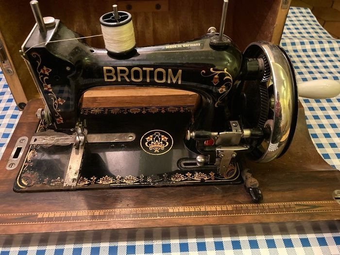Antique Brotom Sewing machine. (Hand) 100 yrs