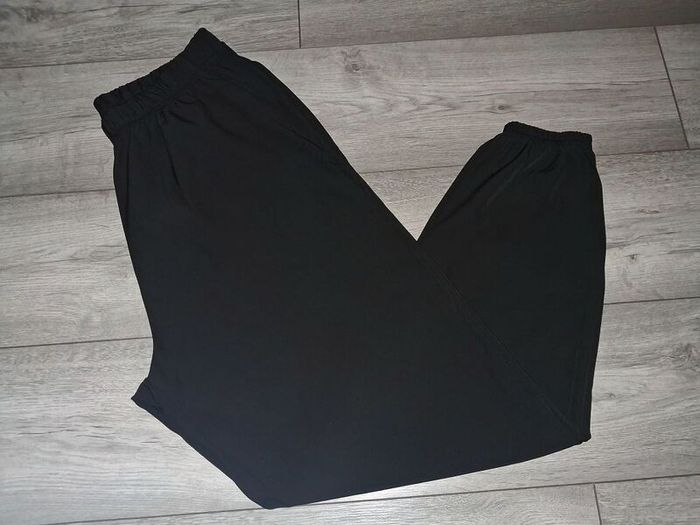 x4 Bundle - Brand New Womens Mixture Bundle - Size - XXL - Smaller Fit More A Size - U.K.16 - x3 Bundle - Bottoms - RRP - 49.74 & x1 - T-Shirt - RRP - 80.00 Dollars = RRP - 125.00+