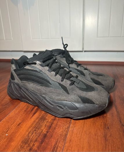 adidas Yeezy Boost 700 V2 "Vanta" sneakers