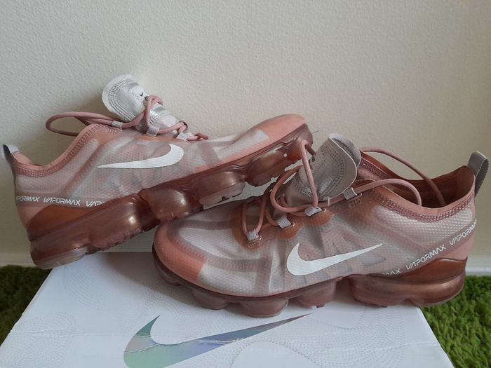 Nike Air VaporMax 2019 Rose Gold (Women's) UK-7.5/EUR-42 AR6632-601 Rose Gold/Moon Particle-Summit White-2019