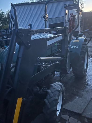Compact tractor