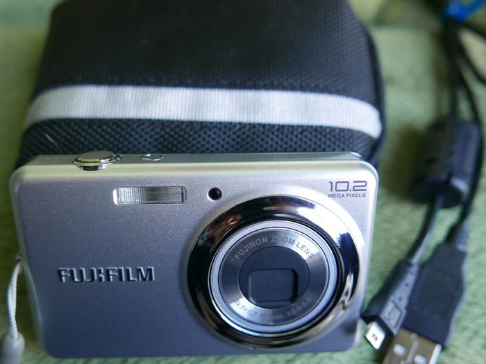 FUJIFILM FinePix J27 Compact Digital Camera 10.2 MP + 2Gb SD Card and charging cable