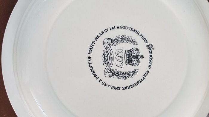 2 Plates Franciscan The Queens Silver Jubilee 1977 Staffordshire Myott Meakin