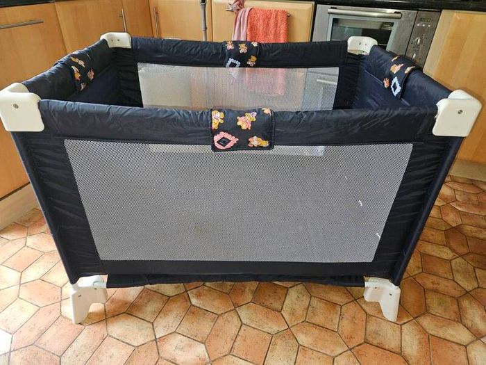 Travel cot