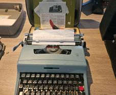olivetti lettera 32 typewriter
