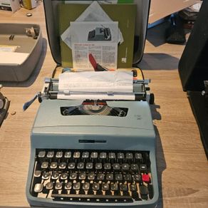 olivetti lettera 32 typewriter
