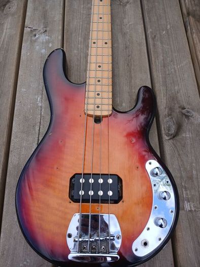 Bass guitar