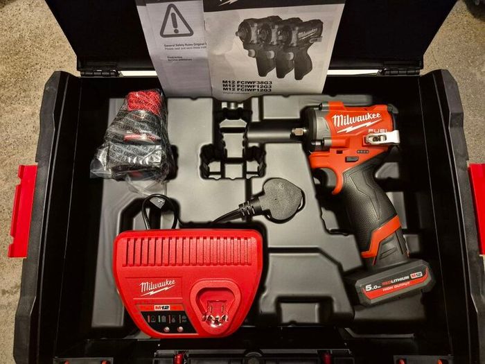 Milwaukee M12 Fuel 3/8'  Gen3 Stubby Impact Wrench Kit