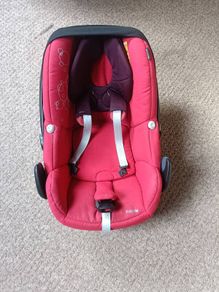 Maxi-Cosi Pebble Car Seat + FamilyFix ISOFIX Base