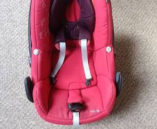 Maxi-Cosi Pebble Car Seat + FamilyFix ISOFIX Base