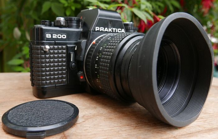 RARE Praktica B200 35mm Film SLR Camera HOIA 49mm Lens ( works well)