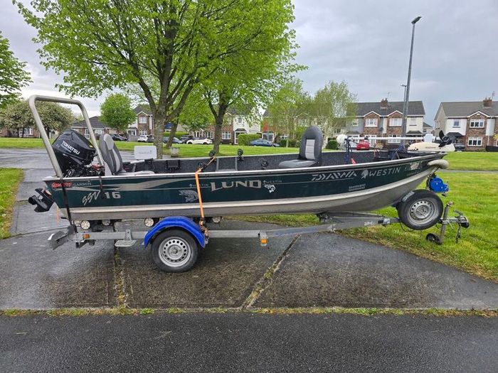 Boat "Lund 16ft Predator fishing boat with Livescope LVS32"