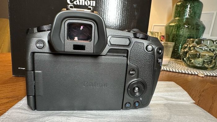 Canon EOS R Full-Frame Body. Faulty Spares or Repair. Boxed Excellent Cosmetic Condition