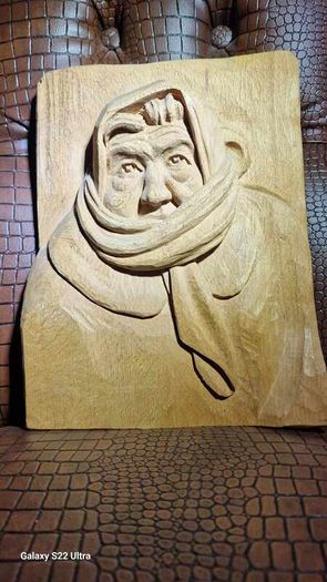 Sculptures, portraits made of wood.