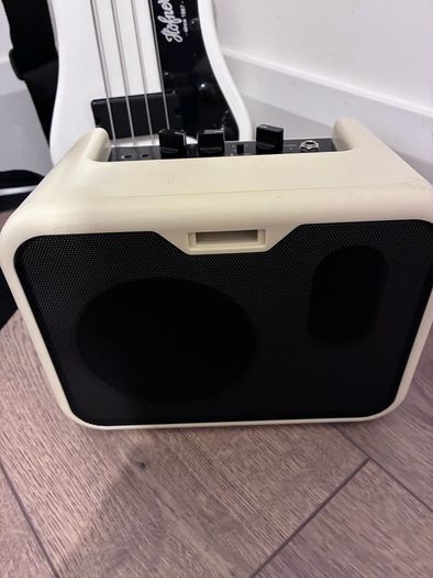 Hofner Shorty Bass White and Joy portable amp