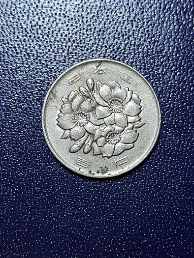 Japan 100 yen coin