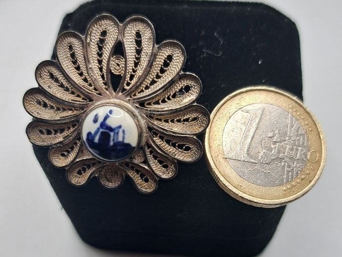 Vintage signed Delft filigree brooch