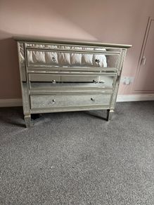 Chest of drawers & 2 lockers