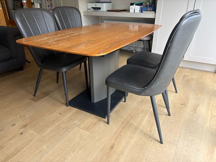 Calligaris Kitchen Table & 4 chairs