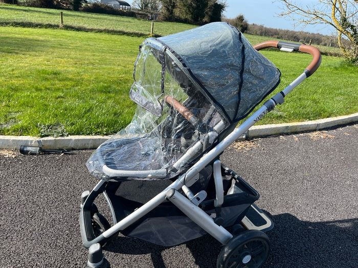 Uppababy Vista V2 Emmett Green with EUR260 accessories