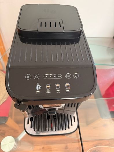 De'Longhi Magnifica Evo coffee machine