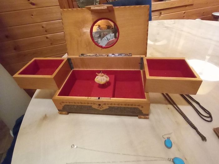 Italian jewellery box, probably Sorrento, jewellery, some stamped. D18 post 10e