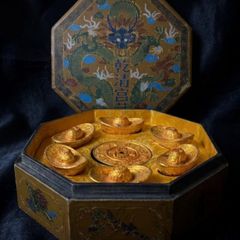 Vintage Chinese Octagonal Lacquered Box with Gilt-Bronze Sycee Ingots And Zodiac Coin