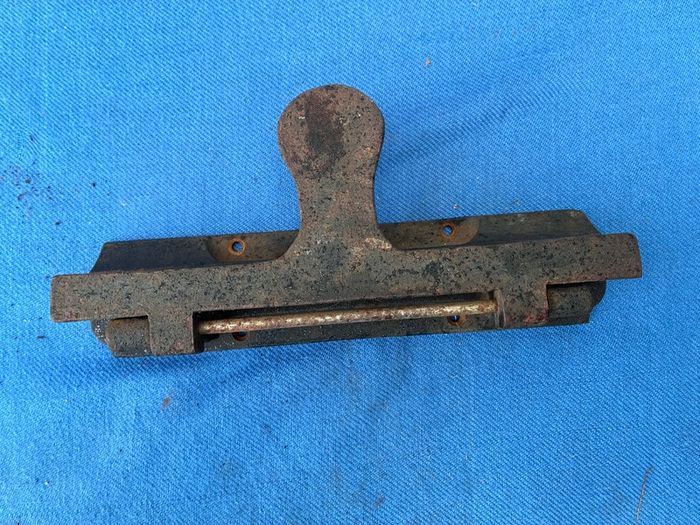 Heavy cast iron hole punch
