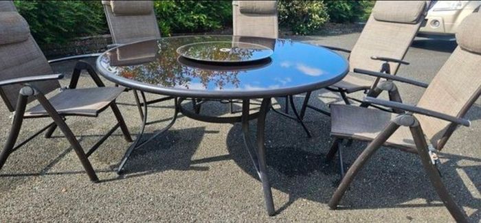 Garden furniture round table and 5 chairs.