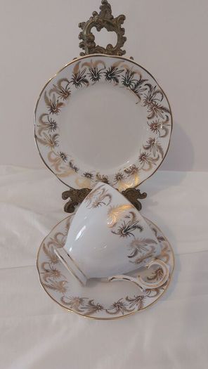 Fabulous Vintage Royal Tara Fine Bone China 14 Piece Breakfast Teaset for Four in a Beautiful Gilt Feathery Repeat Pattern, no. 947