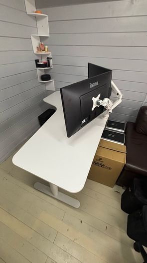 L Shape electric desk + 2 screens and swing arm
