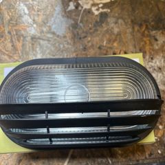 4 Outdoor wall lights and bulbs