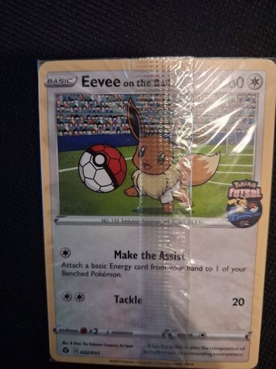 Pokemon Card : Eevee on the ball 002