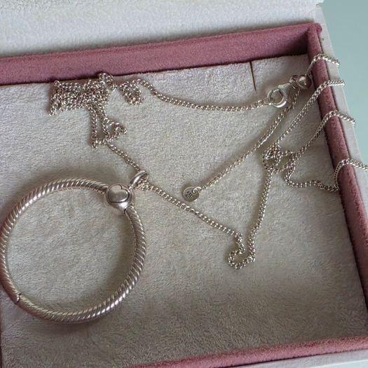Pandora large O pendant necklace size ajustable. Very good condition