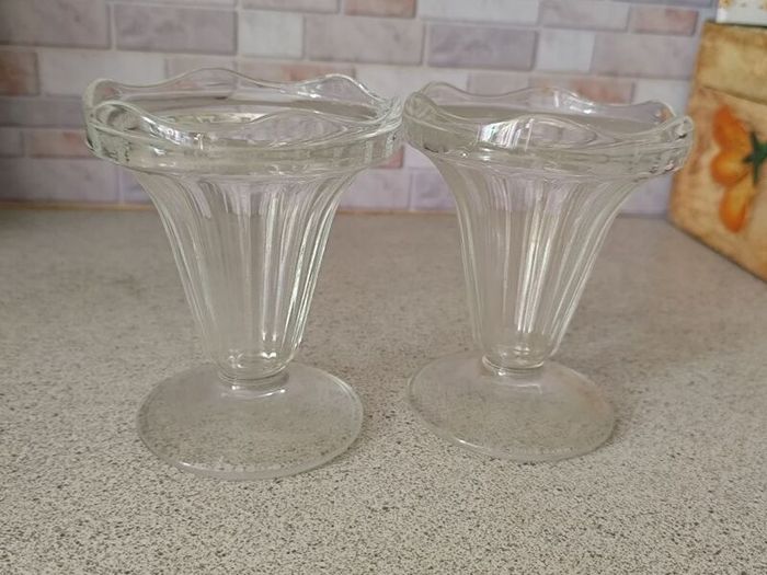 Pair of Vintage Tulip Glass Sundae / Dessert Dishes